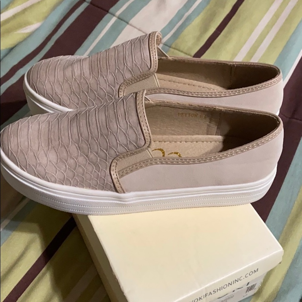 Women’s Slip On Sneakers. EUC!